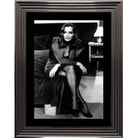 Affiche encadrée Noir et Blanc: Romy Schneider Assise au bord du lit - 50x70 cm (Cadre Glascow)